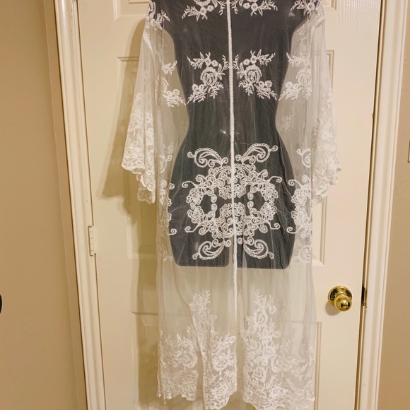 ‼️SOLD‼️White Lace Long Boho Style Kimono💜 - Picture 4 of 7